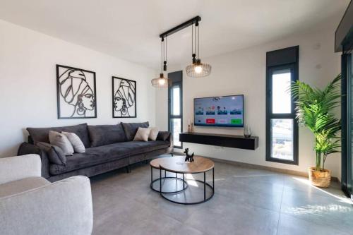 O&O Group - Luxury APT/3 BR/New Tower/Parking