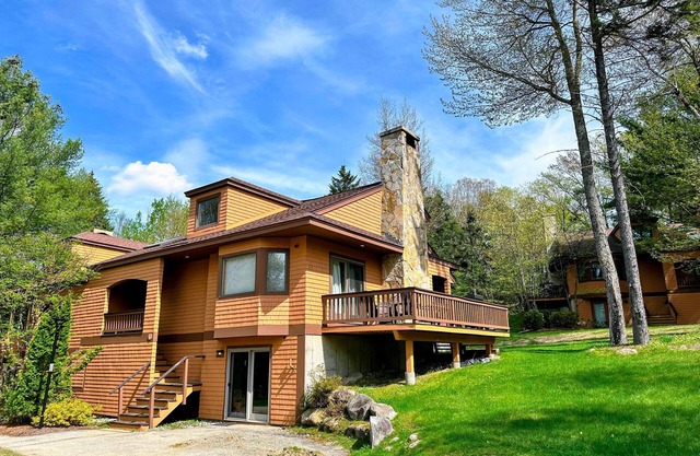 O29 Slopeside Bretton Woods Resort cottage with upscale stylings, cozy decor, tons of space, AC!