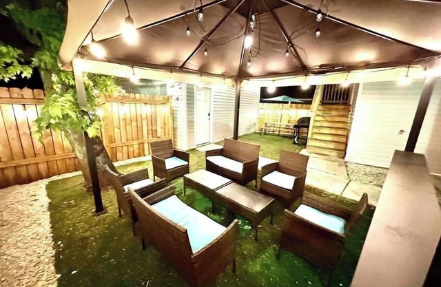 Oak Park 3000 sq ft, sleep 16