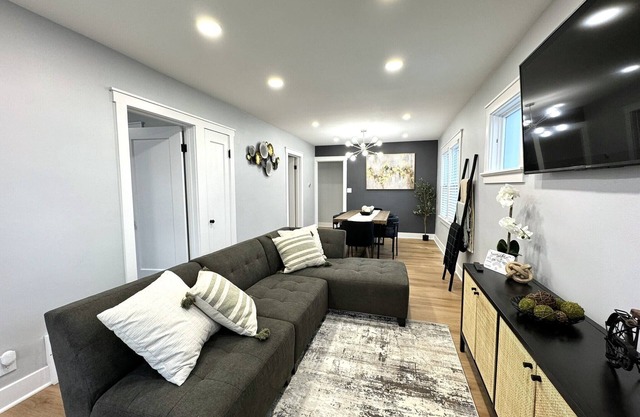 Oak Park Bliss: 3BR, 2BA Gem