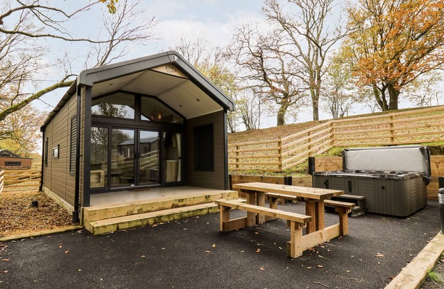 OAK TREE VIEW, with hot tub in Rhayader
