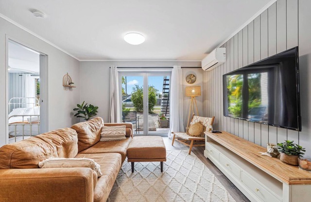 Oaklight on Truro Steps to Torquay Beach and Dining