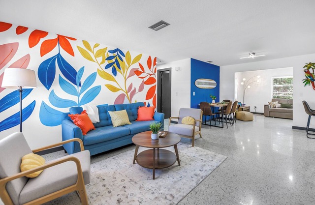 Oasis 3beds- 5minutes to beach -air hockey, foosball, pacman - beautiful murals!
