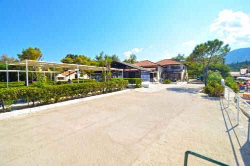 Oasis Beachfront Studios & Apartments, by ZanteWize