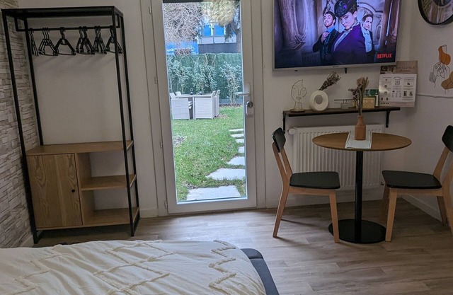 Oasis de Verdure à 15 min de Paris : Studio Avec un Coin Repas en Plein air !