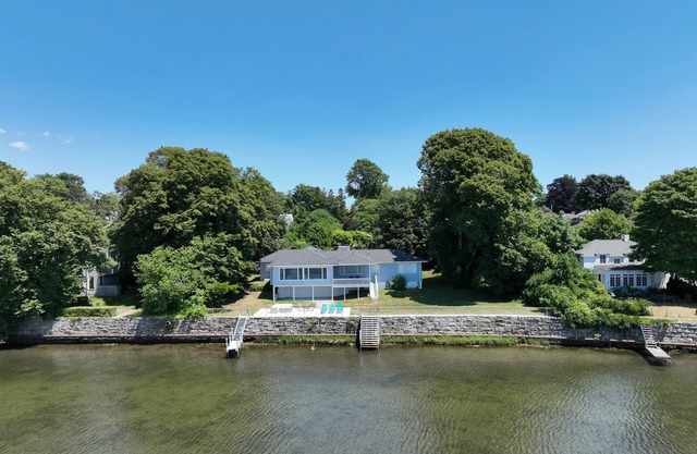 OASIS @ OCEAN BEACH PARK: 6 QUEEN BEDS