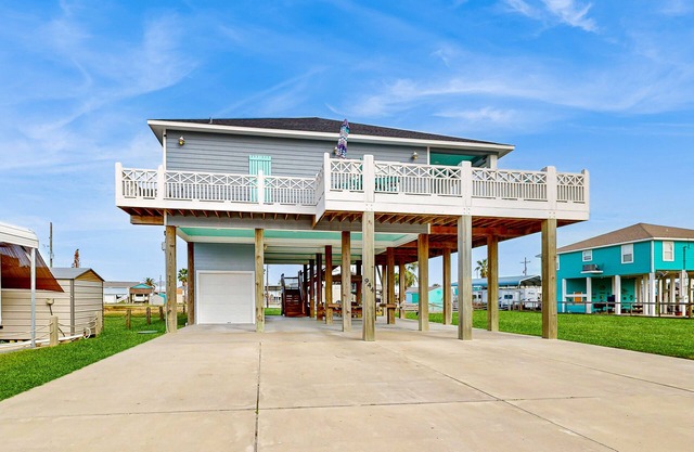 Oasis | Steps to Beach | Large Deck | Pet Paradise