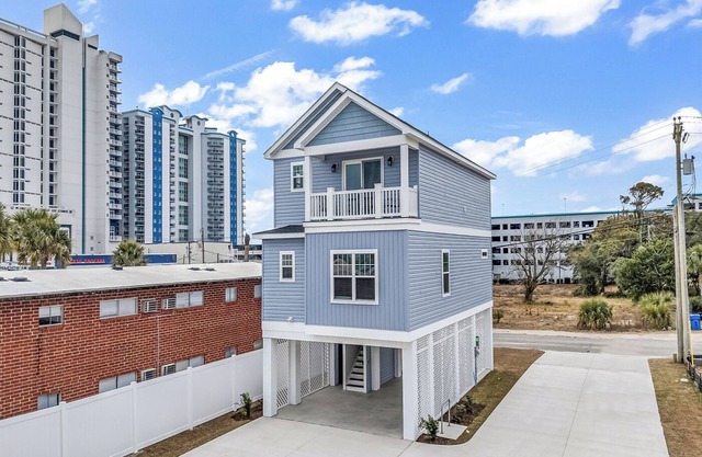 OCEAN DREAMS- Charming 4 bedroom beach house just steps from the beach!