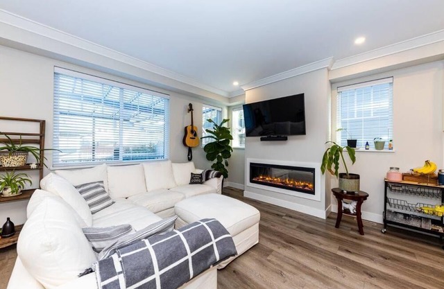 Ocean Park beautiful 3 yr old duplex- 4 bd & 3.5bth. 15 mins walk to the beach!