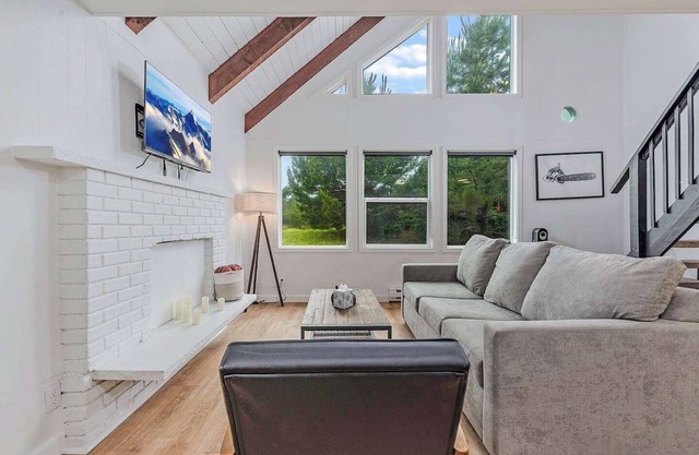 Ocean Shores cozy chalet located within steps from the beach