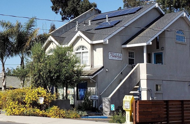 Ocean-View 2 Bedroom Home Sleeps 6 Steps From Beach & Train Station, Pets OK