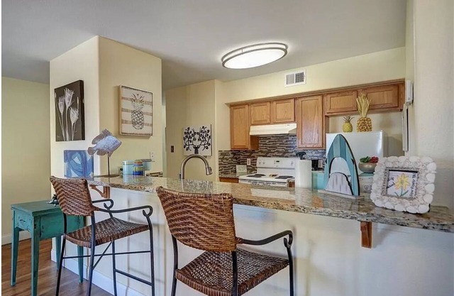 Ocean view Condo with Balcony 5 mins Walk to Beach