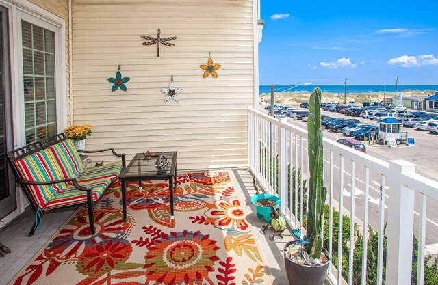 Ocean view condo with balcony, WiFi, on-site pool/gym & easy beach access
