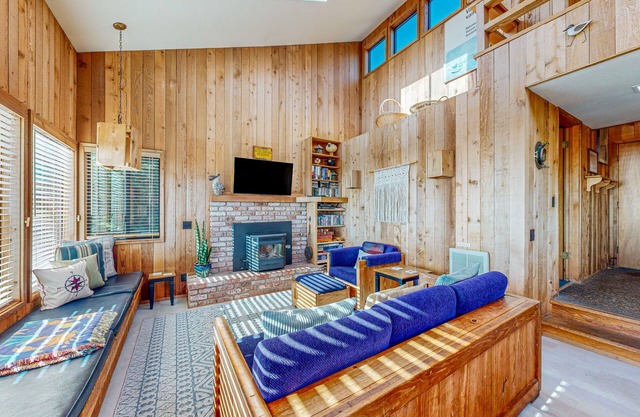 Ocean-View Getaway w/Shared Pools, Tennis & Saunas - Two Dogs Welcome