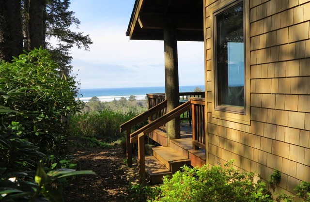 Ocean View Oasis Retreat. Comfort, plus great views! Sleeps 4.