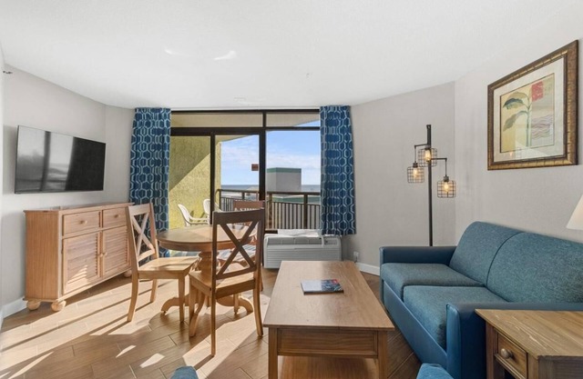 Ocean View Retreat: Includes Breakfast 10th Flr