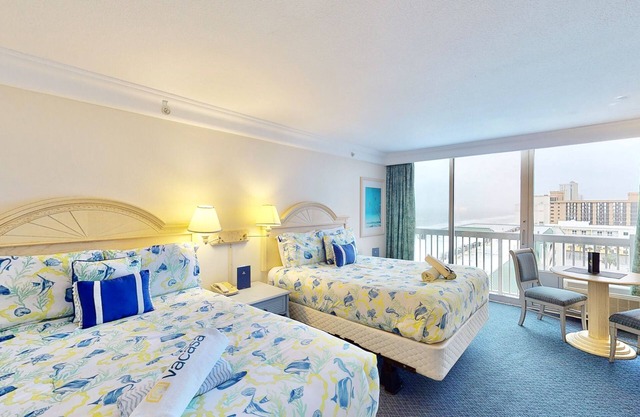 Ocean-view studio - prime location on the beach