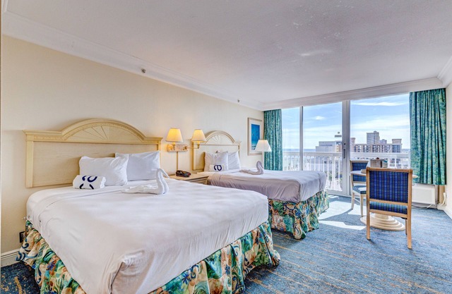 Ocean-view studio with kitchenette, gym & fast WiFi