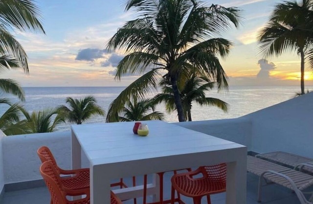 Oceanfront, 4 balcony condo: Stunning Sunsets