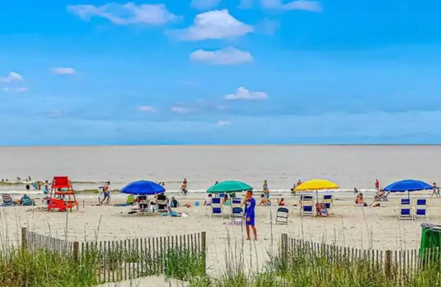 Oceanfront condo with amazing amenities steps to the beach