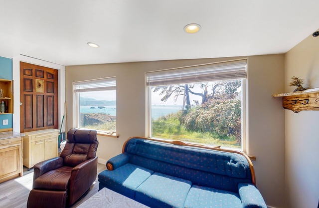 Oceanfront condo with jetted tub, WiFi, and smart TV - convenient to state parks