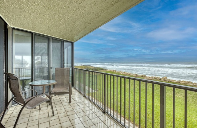 Oceanfront Corner Unit at Chadham-by-the-Sea/Car Free Beach/CH210
