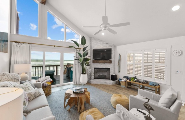 Oceanfront Escape: A Coastal 3BR/2BA Retreat with Stunning Views