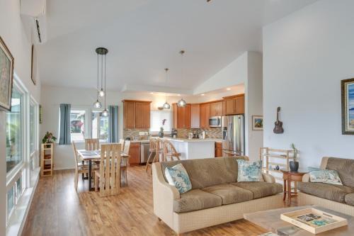 Oceanfront Home with Pool, Gazebo Access in Papaikou