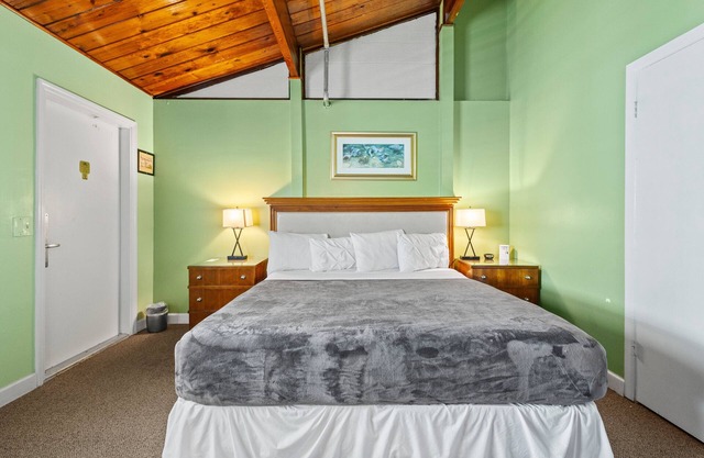 Oceanfront Inn Room #10- Standard Room - King Bed