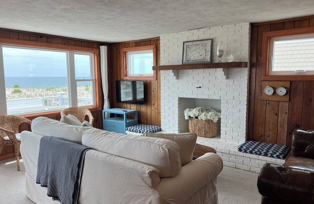 Oceanfront, Newly Renovated, Stunning Views, Clean and Cozy 2nd Floor Duplex