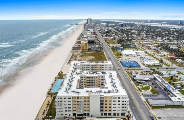 Oceanfront Oasis Daytona Beach 1BR/1BA - Courtyard View #338