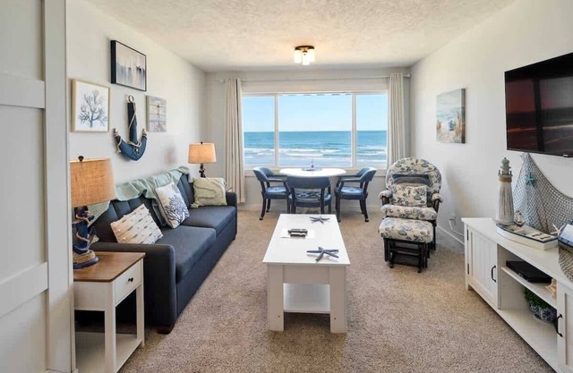 Oceanfront Suite - Top Floor - Pool and Sauna - Sleeps 6!