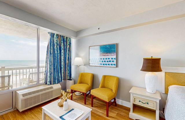Oceanfront suite with ocean view, beach access, gym & fast WiFi