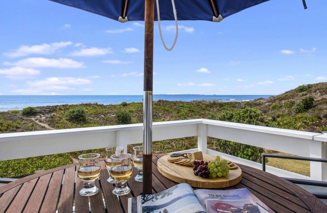 Oceanside Bach - Mount Maunganui Holiday Home