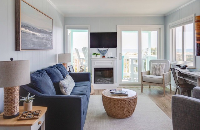 Oceanside Oasis- Oceanfront, Pool, Steps to beach access -sleeps 6