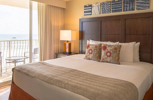 OCEANVIEW, 2B/2B Condo on Ormond Beach, 10 miles from Daytona