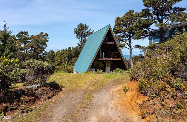 Oceanview A-Frame Cabin - Iconic 70's Architecture by the Sea