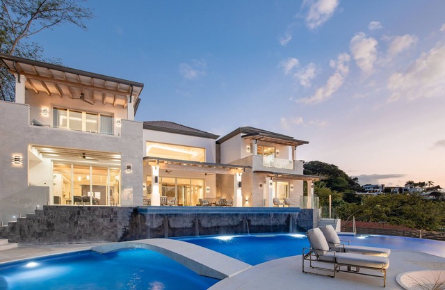Oceanview Villa w/water slide, 2 golf carts, deluxe breakfast, HK included