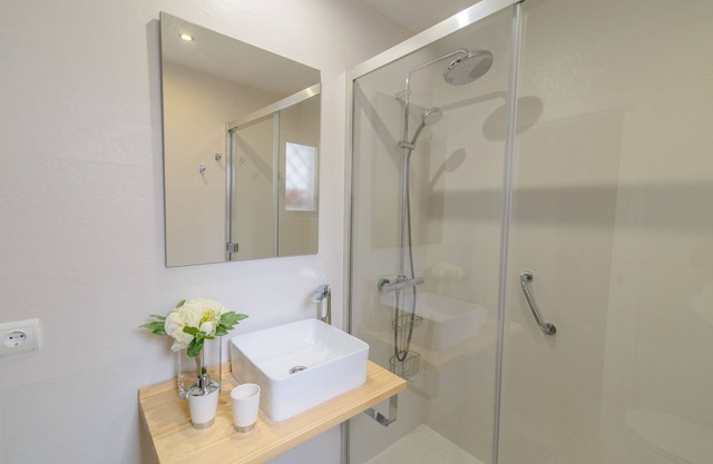 OFFER Cozy Flat In The Historic City Center Of Malaga. FREE PARKING, WIFI, PATIO