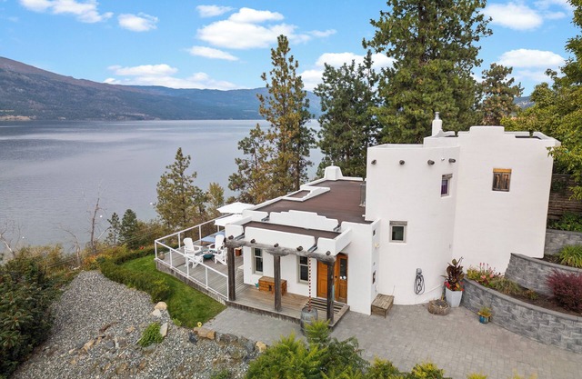 Okanagan Lake Paradise in a Stunning Sante Fe Home