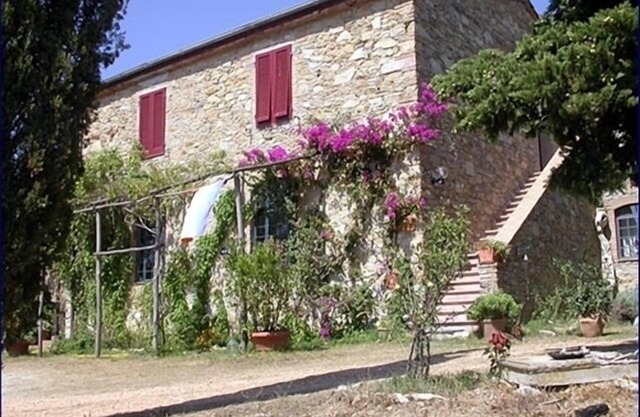 Old farmhouse with 3 flats in the country in the hills, near the sea, for 2-6 p.