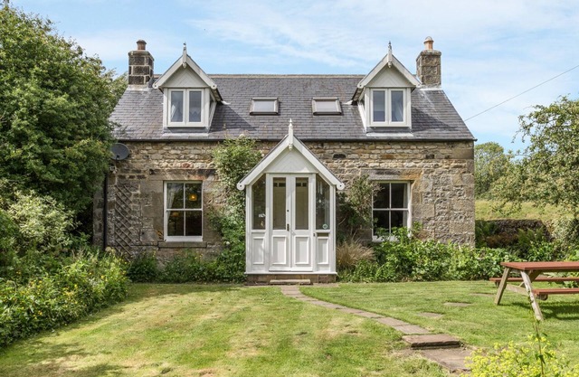OLD HALL COTTAGE, pet friendly, character holiday cottage in Falstone