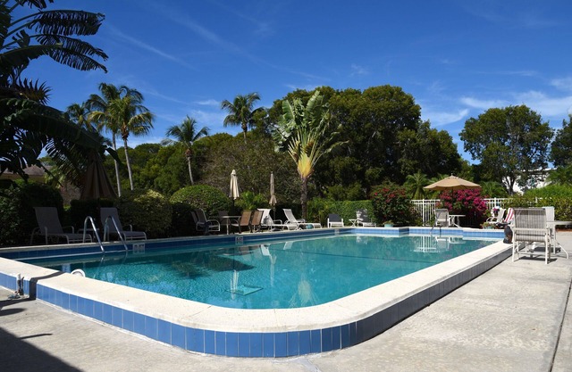 Old Naples, Steps From The Beach And 5th Ave Restaurants And Shopping