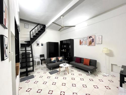 Old Quarter Duy's spacious 2-floor apartment, next to Train Cafe street
