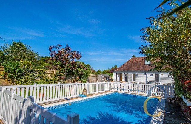Old Thatch Cottage with Heated Outdoor Swimming Pool - Near Rye