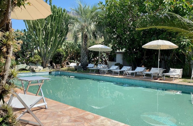 "Oleander cottage" with garden, swimming pool and spa hot tub