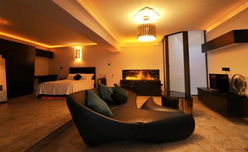 OLGA Luxury Suite I 5 min from airport I central location I traditional village