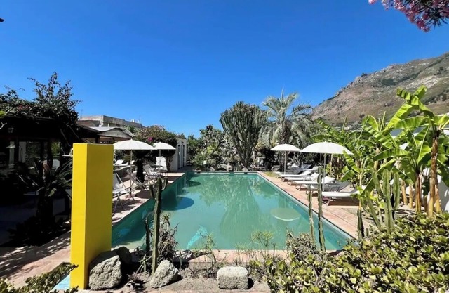 "Olive Room" with garden, swimming pool and spa hot tub