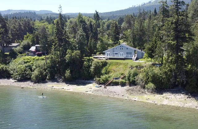 Olympic Forager House on the water with hot tub and kayaks