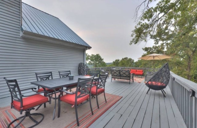 On 16acres:FirePit MountainView Trampoline 3Decks Game Rm 10 min from everything